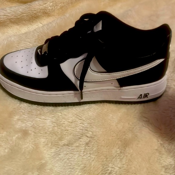 Black/White air forces not too worn 7y big kids = 8.5 in woman’s - Picture 1 of 4